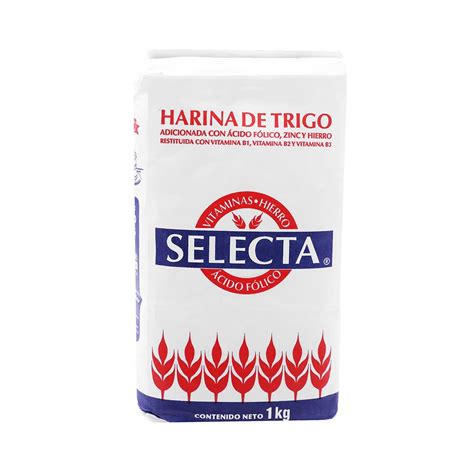 Imagen de un paquete de Harina Selecta sin polvo de hornear en un estante de despensa