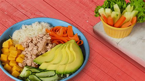 Plato variado de entradas con atún de lata