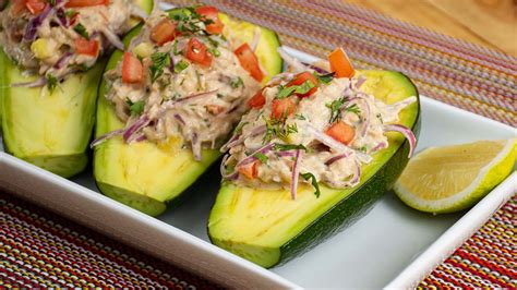 Plato de aguacates y huevos rellenos con atún