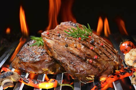 Parrilla con carbón de mezquite y carne asada