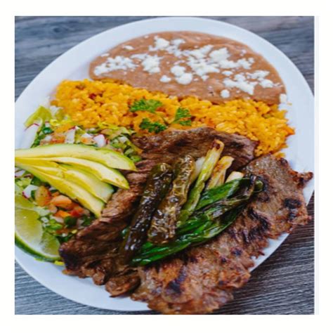 Plato de carne asada con arroz y frijoles
