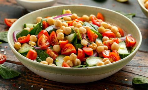 Ensalada de garbanzos con pesto y vegetales frescos