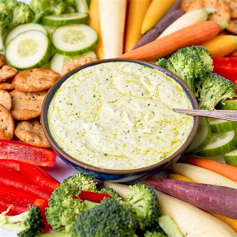 Variedad de crudités con pesto como dip