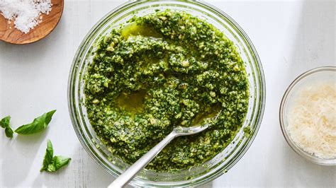 Frascos de pesto casero conservados en aceite
