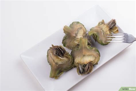 Alcachofas cocinándose al vapor en microondas