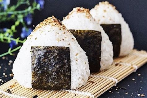 Variedad de ingredientes para rellenar onigiri: atún, salmón, umeboshi