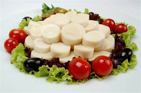 Plato con palmitos frescos en una ensalada