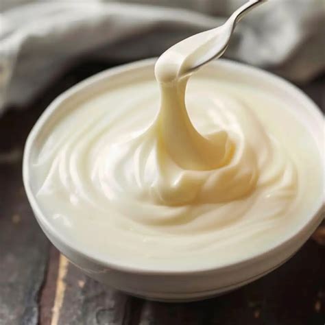Ingredientes básicos para la crema de leche casera: leche entera y mantequilla
