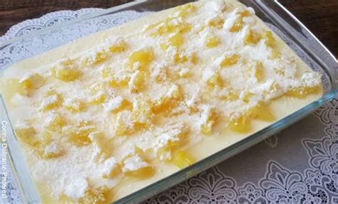 Foto de un postre de dulce de piña con leche servido en un recipiente de vidrio