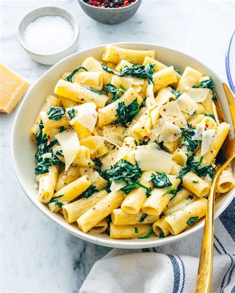 plato de pasta con salsa cremosa de ricotta y espinacas