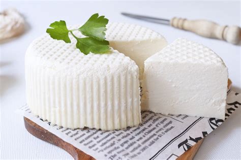 infografía comparativa de queso fresco y queso curado