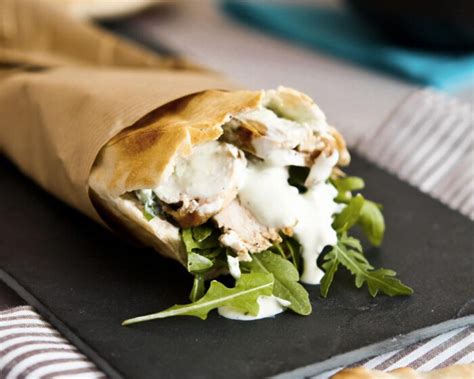 Fotografía del pan pita relleno de pollo listo para servir