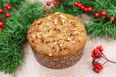 Foto de Pan de Pascua tradicional chileno cortado, con frutas confitadas y frutos secos visibles