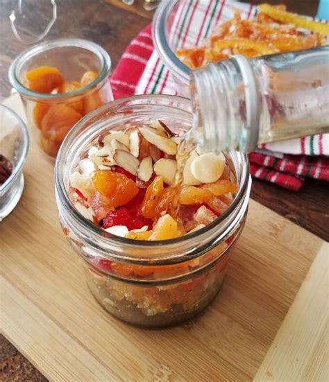 Ingredientes para macerar frutas y frutos secos en un bowl con ron y especias