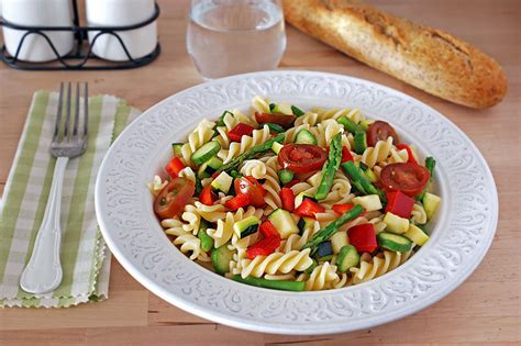 plato de fusilli con verduras para ensalada de pasta