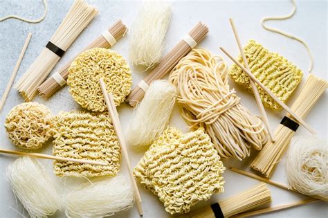 Variedad de fideos asiáticos frescos y secos
