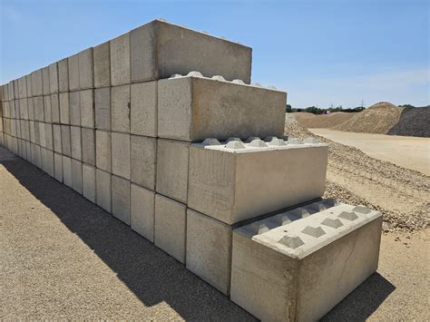 Esquema de montaje final de las bancas desarmables con bloques de hormigón y tablas