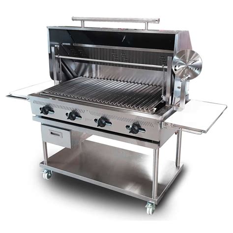 Persona limpiando un asador de carbón de acero inoxidable
