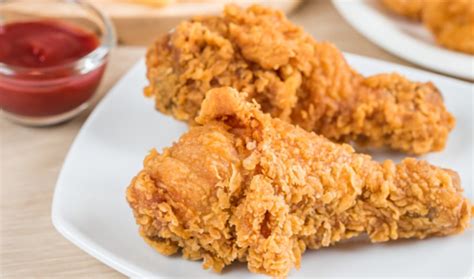 plato de pollo frito estilo KFC casero con guarniciones