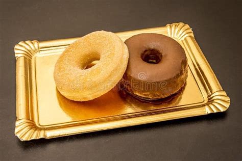Foto de donas horneadas doradas y decoradas sobre una rejilla de enfriamiento
