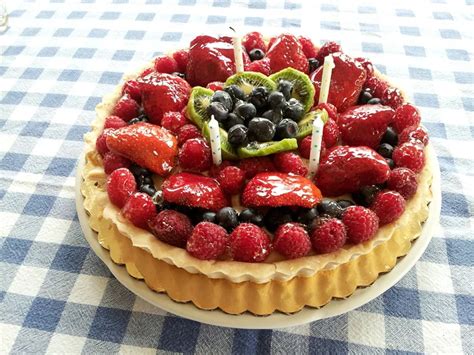 infografía con los pasos de la receta de la tarta de frutos rojos