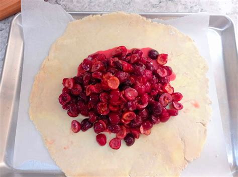 Galette de cerezas rústica con azúcar espolvoreado