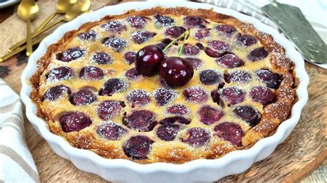 Postre de cerezas tipo clafoutis recién horneado