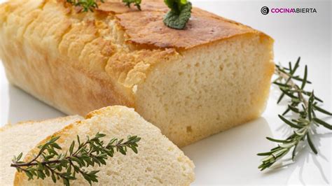 Pan de arroz horneado en molde, con su corteza dorada