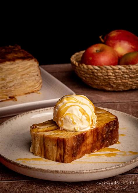 Milhojas de manzana en capas con salsa de vainilla y caramelo