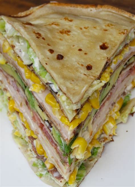 Torta de panqueques de pollo y palta lista para servir