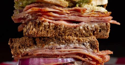 Infografía comparativa: los ingredientes más exóticos utilizados en sándwiches alrededor del mundo.