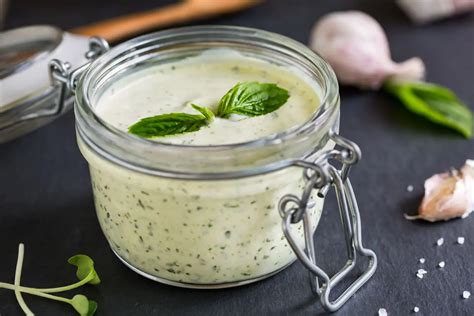 Ingredientes frescos para aderezo de yogur y ciboulette