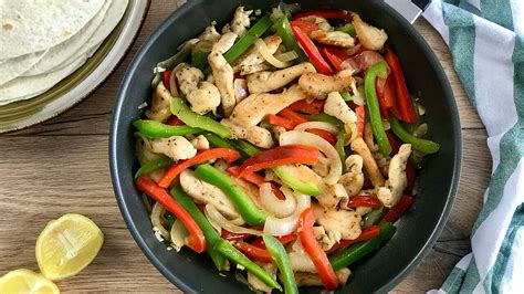 Esquema de los ingredientes principales de una fajita: pechuga de pollo, pimientos, cebolla y tortilla