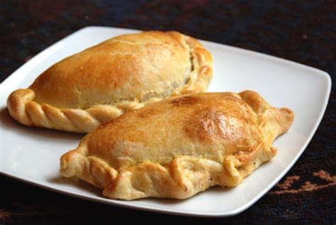 Empanada chilena de pino recién horneada.