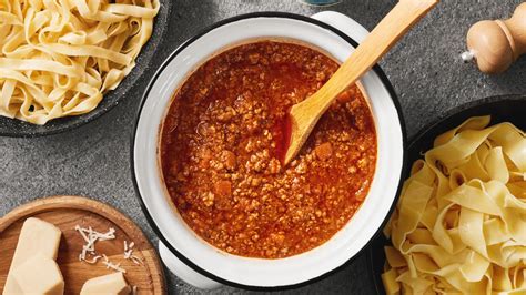 Plato de tagliatelle al dente con salsa boloñesa tradicional.