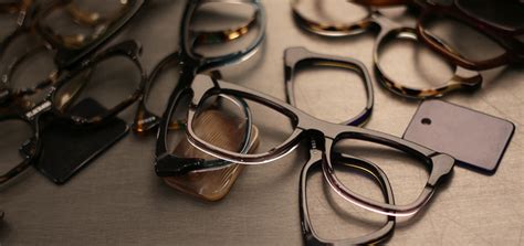 Infografía comparativa de monturas de metal y acetato para gafas de sol