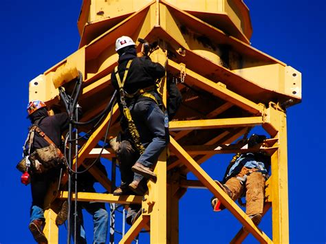Diagrama detallado mostrando el proceso de desmontaje y montaje de lentes en gafas de sol