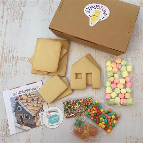 Infografía detallando el contenido de un kit de casita de galletas de jengibre.