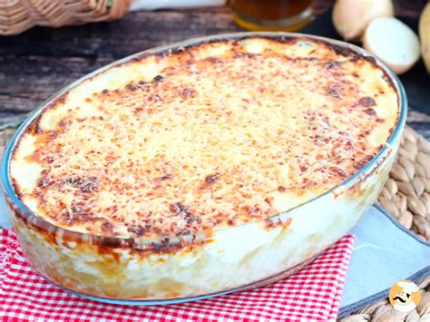 Plato gratinado con una capa dorada y crujiente, como lasaña o patatas