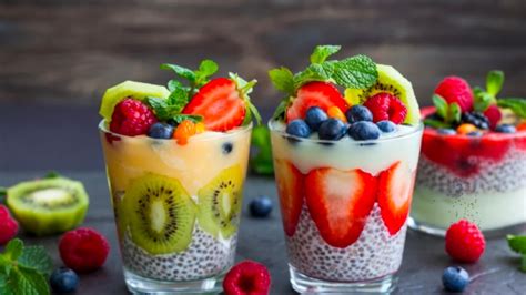 Foto de una mesa con varios postres saludables elaborados con frutas frescas y frutos secos.