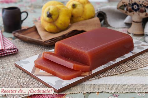 Ingredientes frescos para conserva de membrillo: membrillos, especias, azúcar y limones