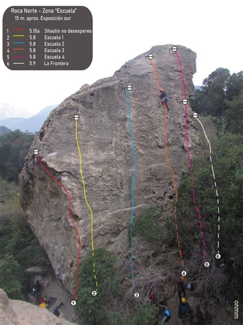 Vista panorámica del sector de escalada Piedra Romel con sus formaciones rocosas y el bosque circundante.