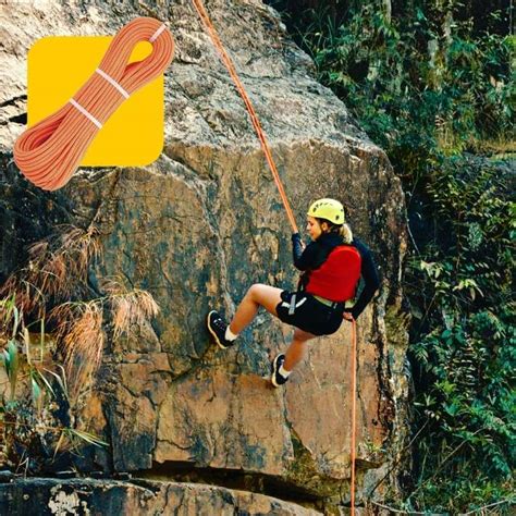 Primer plano de una cuerda de escalada certificada y un botiquín de primeros auxilios.
