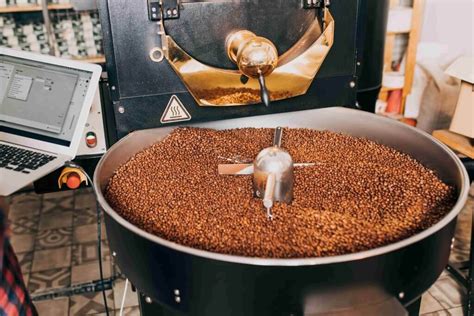 Grano de cereal siendo tostado y molido para obtener harina