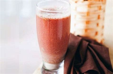 Botella de Chupilca y Pihuelo con ingredientes