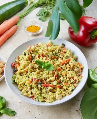 Ensalada fresca de cuscús con garbanzos y verduras