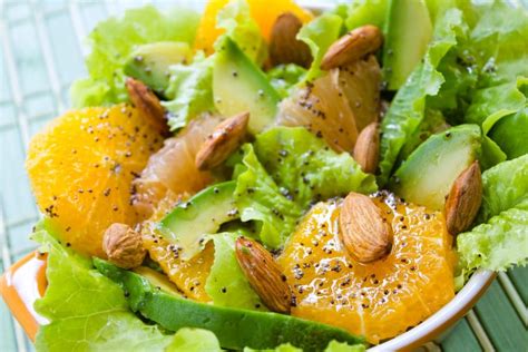 Ensalada vibrante de aguacate, naranja y frutos secos