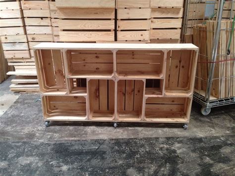 Mueble vertical hecho con cajones de madera apilados
