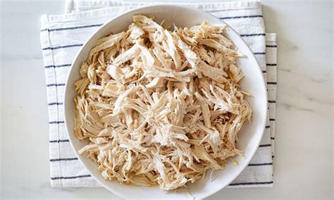Esquema de los pasos para cocer y desmenuzar pechuga de pollo