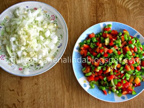 Cebolla y pimientos picados en cubos pequeños